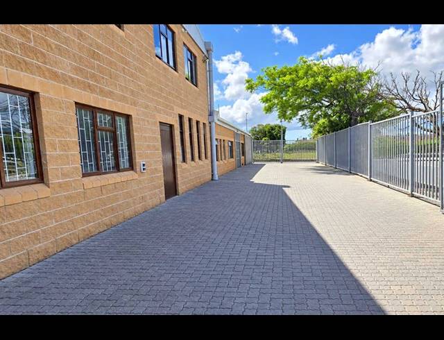 2,330M² WAREHOUSE TO LET IN RETREAT